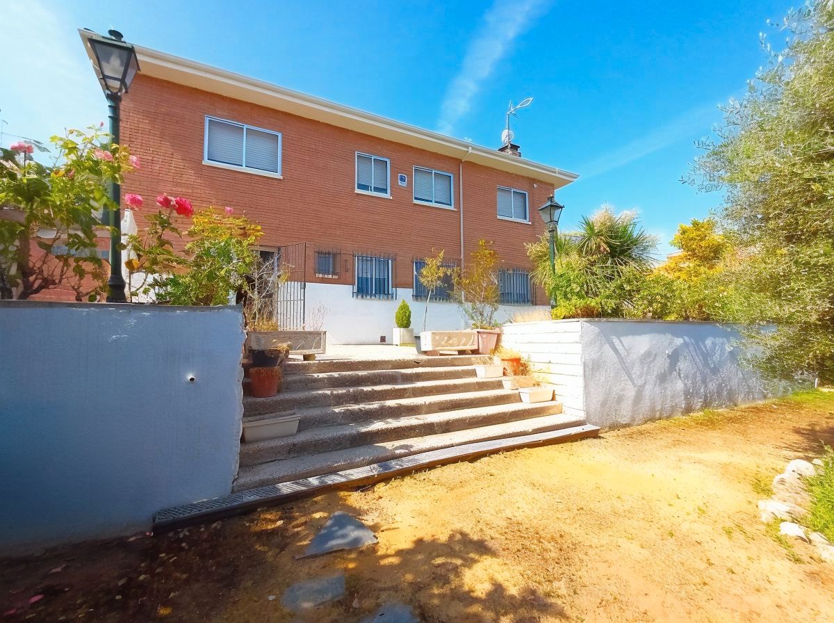 Vista exterior de Casa o xalet en venda en Algete amb Aire condicionat, Calefacció i Jardí privat