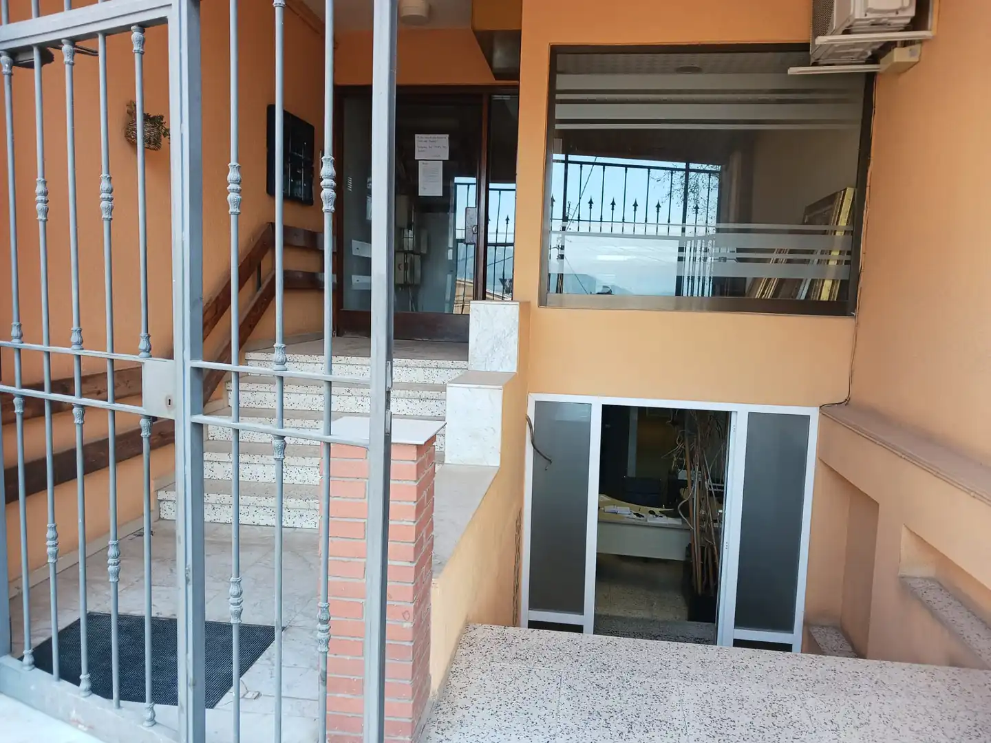 Business premises for sale in Plaça Rafael Casanovas, imagen 2