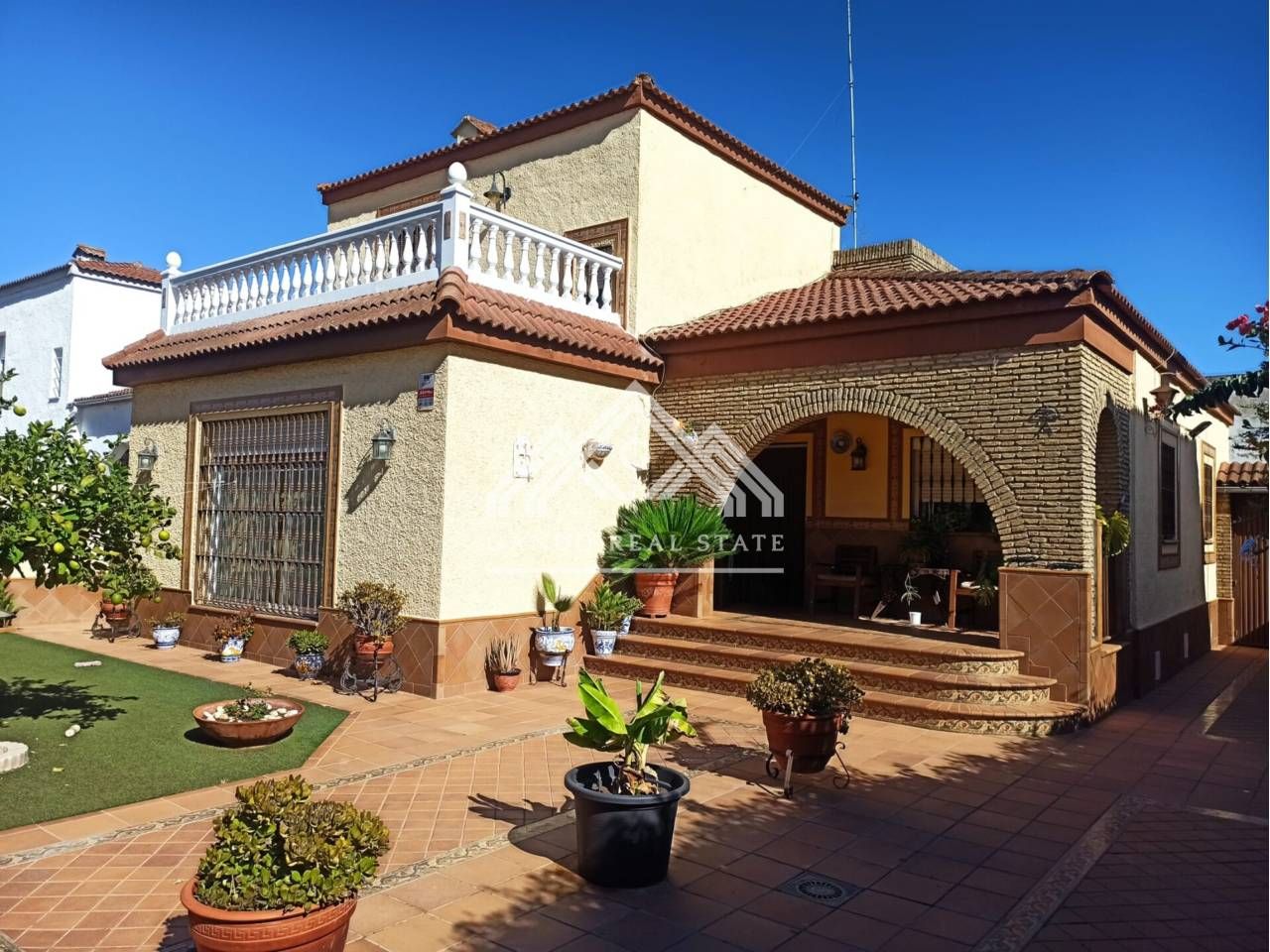 Exterior view of House or chalet for sale in Dos Hermanas  with Air Conditioner, Private garden and Terrace