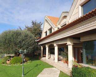 Vista exterior de Casa o xalet en venda en Vigo  amb Terrassa, Piscina i Balcó