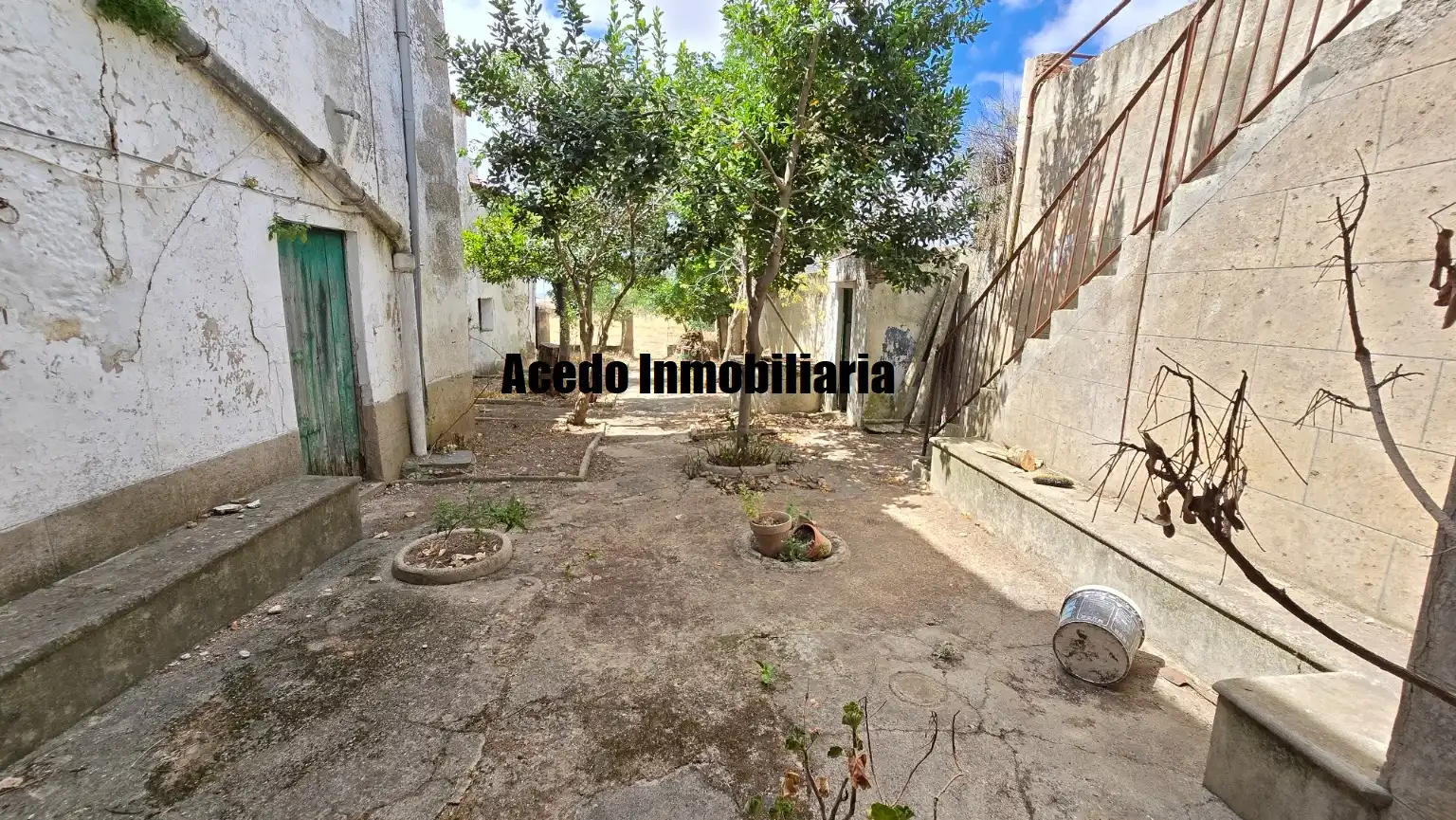 Vista exterior de Casa o xalet en venda en Brozas amb Jardí privat, Terrassa i Piscina