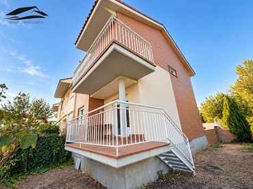 Villa con piscina in vendita a PARQUE FLUVIAl