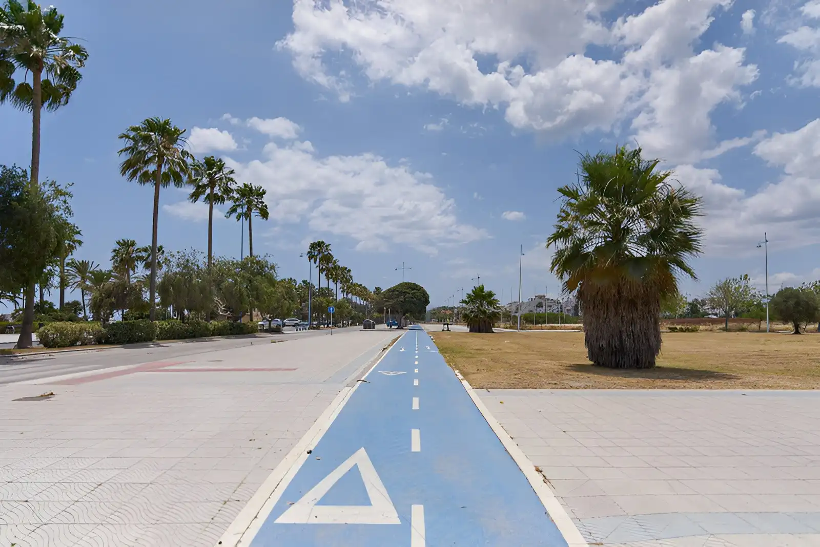 Vista exterior de Planta baixa en venda en Marbella amb Aire condicionat, Terrassa i Traster