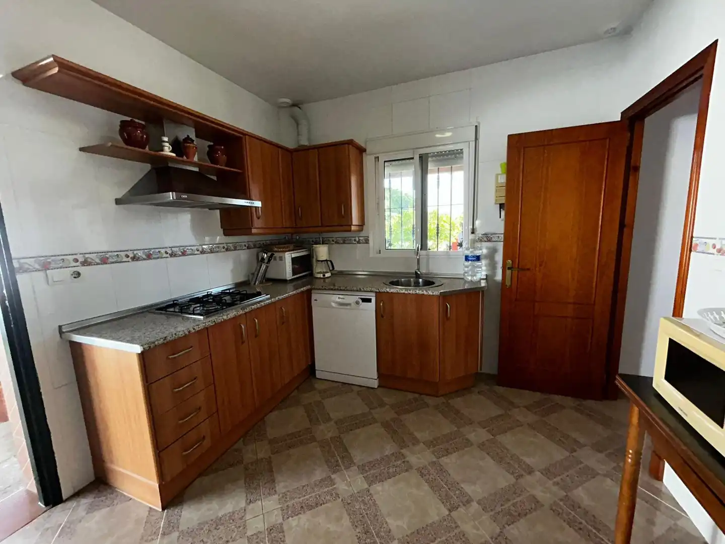 Cuina de Casa o xalet en venda en Chiclana de la Frontera amb Jardí privat, Terrassa i Traster