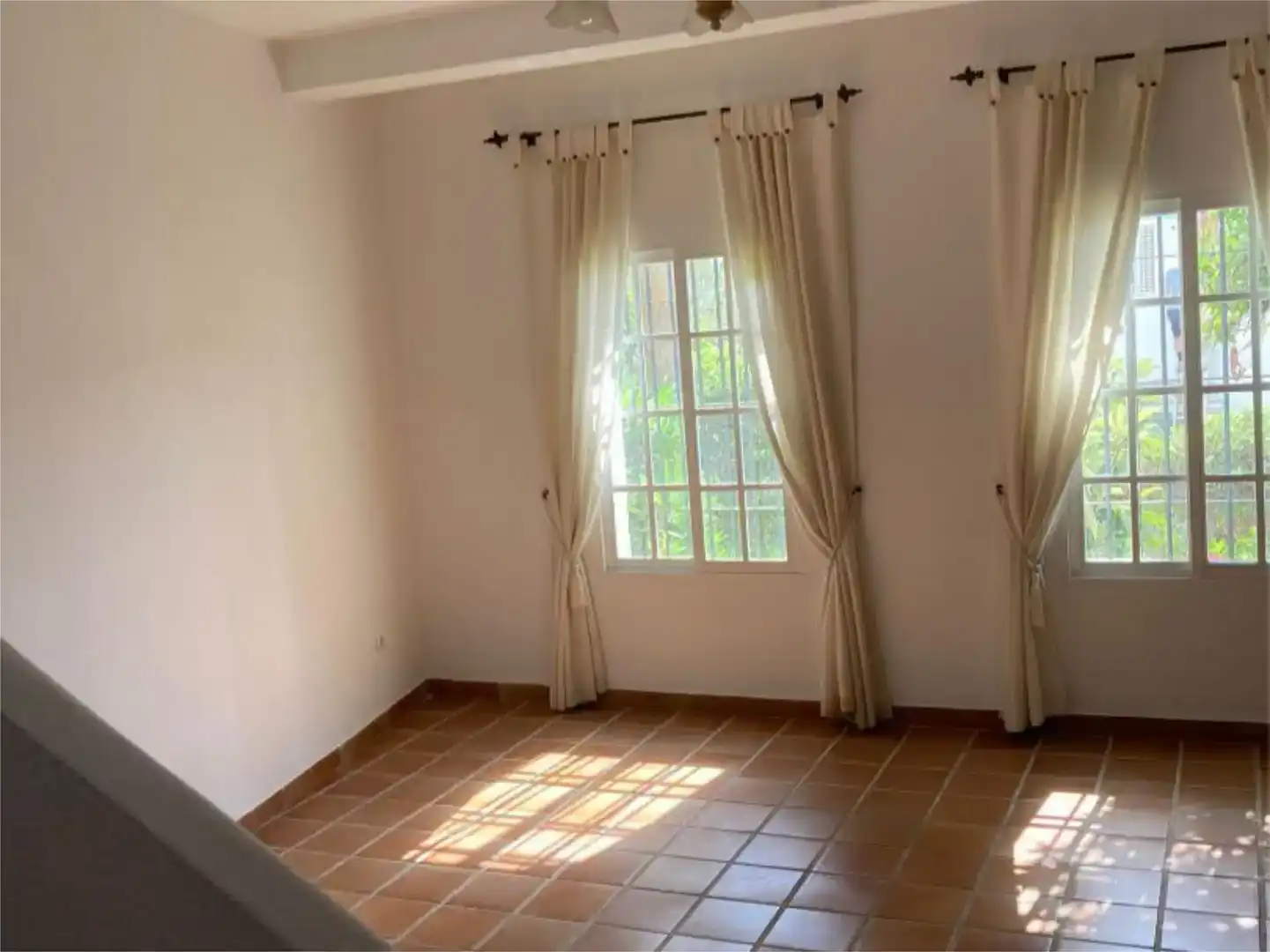 Dormitori de Casa adosada de lloguer en Istán amb Aire condicionat, Jardí privat i Piscina