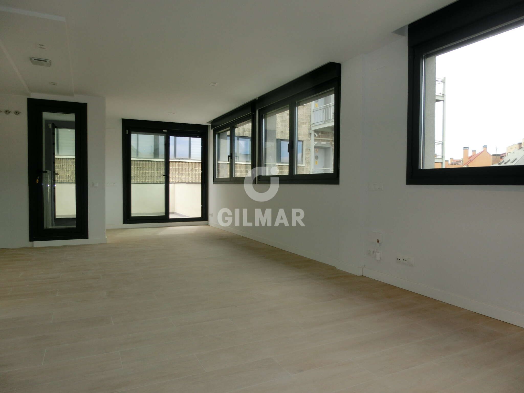 Sala d'estar de Dúplex en venda en  Madrid Capital amb Calefacció, Jardí privat i Traster