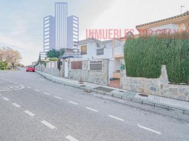 Detached house with balcony for sale in Loma Verde