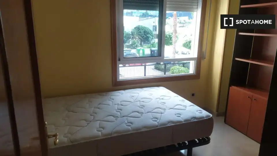 Dormitori de Pis per a compartir en Las Palmas de Gran Canaria amb Aire condicionat, Calefacció i Moblat
