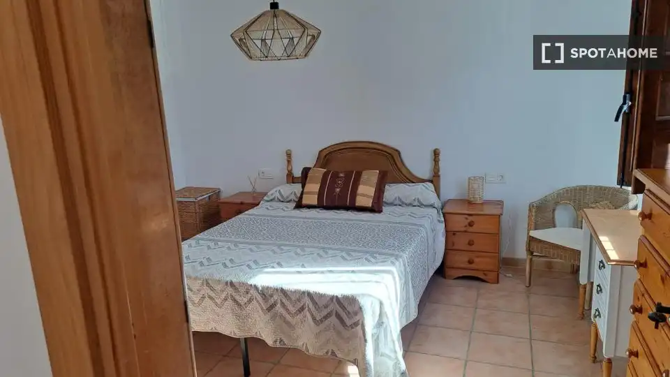 Habitación de Apartamento para compartir en Villanueva del Trabuco con Aire acondicionado, Terraza y Amueblado