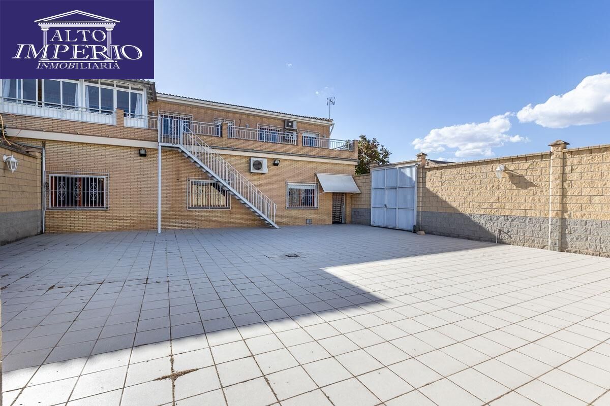 Exterior view of Single-family semi-detached for sale in Fuente Vaqueros  with Air Conditioner, Heating and Terrace