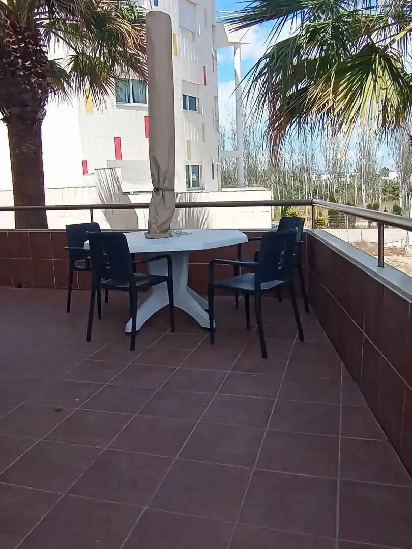 Terrasse von Wohnungen zur Miete in Oliva mit Klimaanlage, Privatgarten und Möbliert