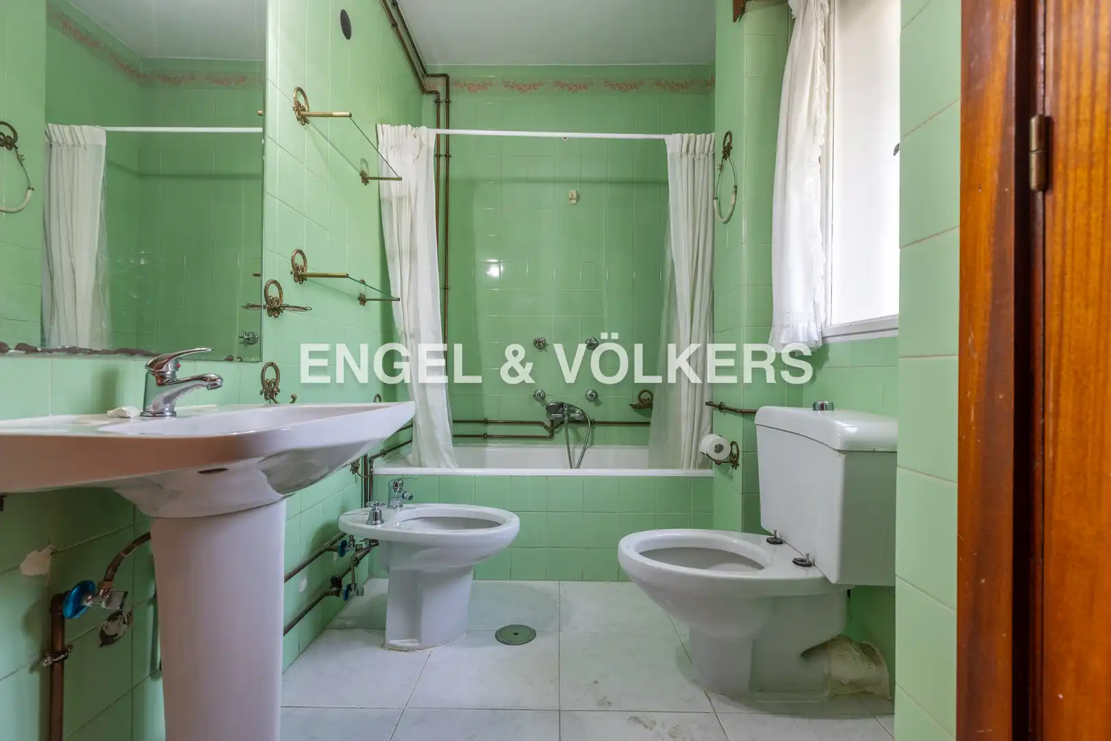 Bathroom of Apartments for sale in Sevilla  with Heating and Balcony
