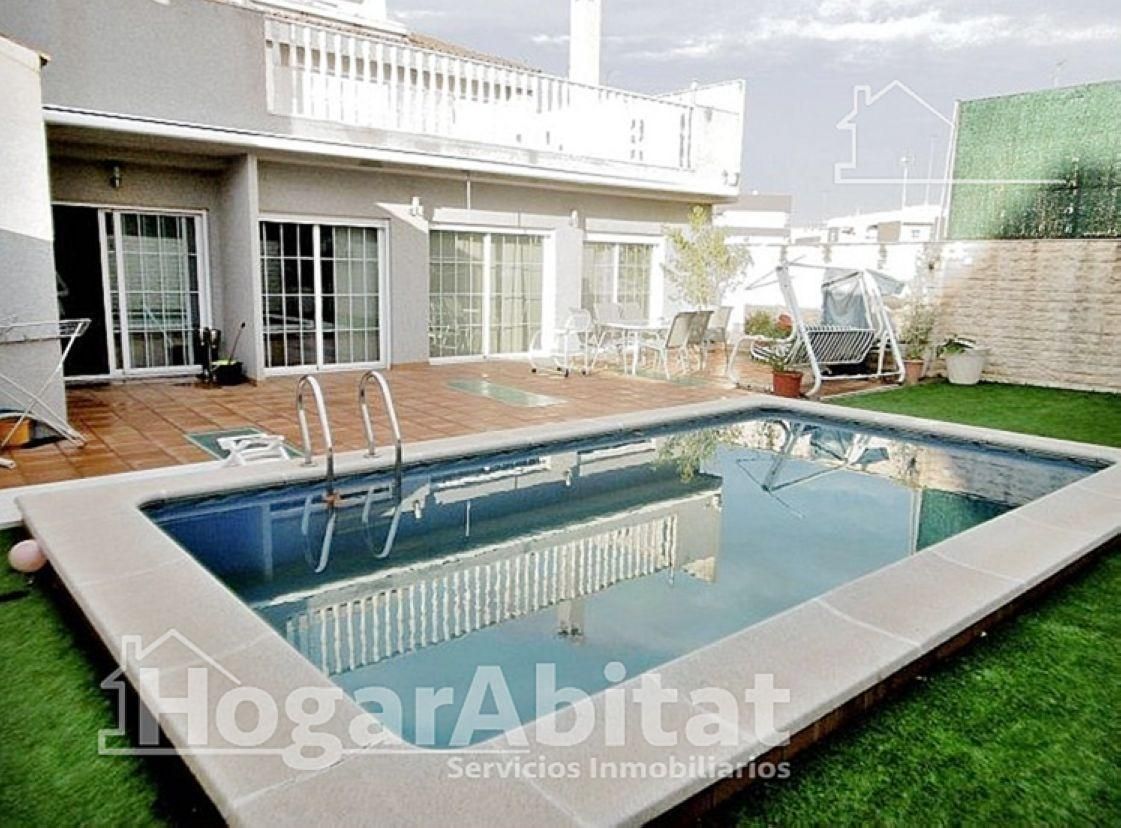 Swimming pool of House or chalet for sale in  Valencia Capital  with Air Conditioner, Heating and Parquet flooring