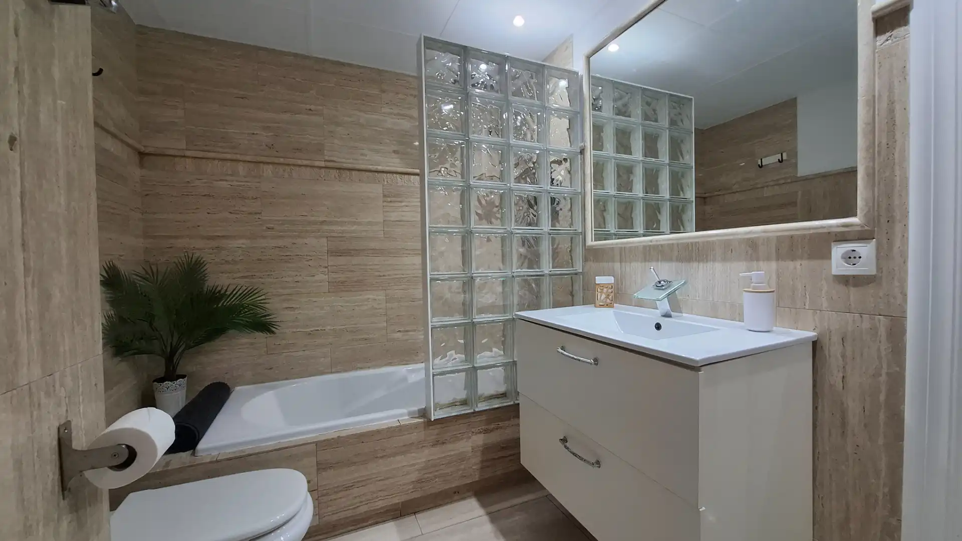 Baño de Piso de alquiler en Córdoba con Aire acondicionado, Calefacción y Amueblado