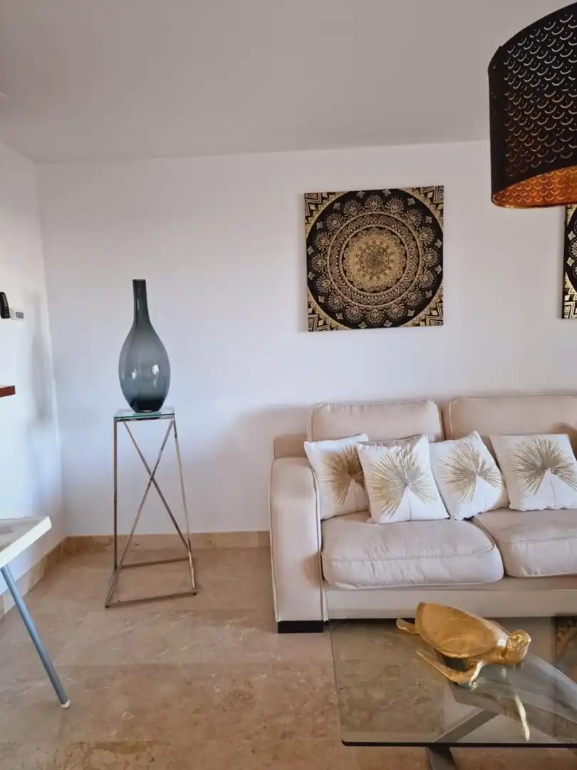Sala d'estar de Casa adosada de lloguer en La Alcaidesa amb Jardí privat, Terrassa i Jacuzzi