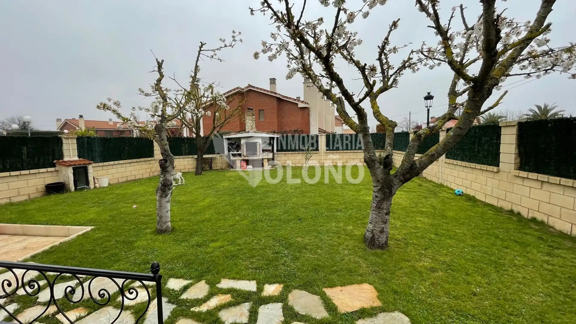 Casa o xalet en venda en Anguciana amb Calefacció, Jardí privat i Parquet