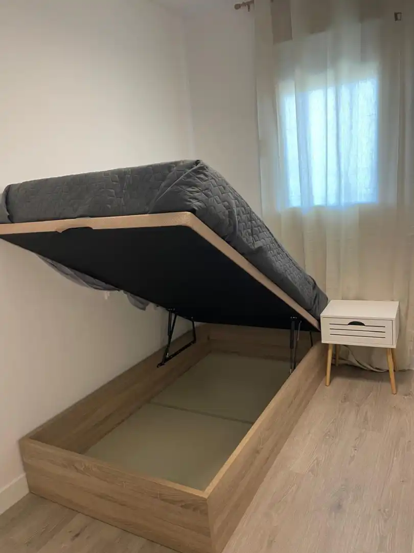Habitación de Apartamento de alquiler en Dos Hermanas con Aire acondicionado, Calefacción y Amueblado
