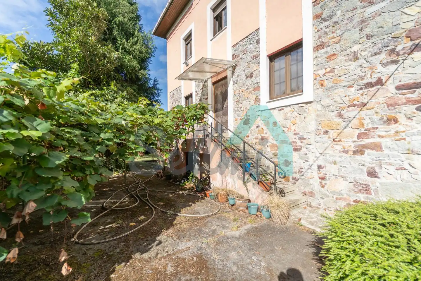 Vista exterior de Casa o chalet en venta en Grado con Calefacción, Jardín privado y Parquet