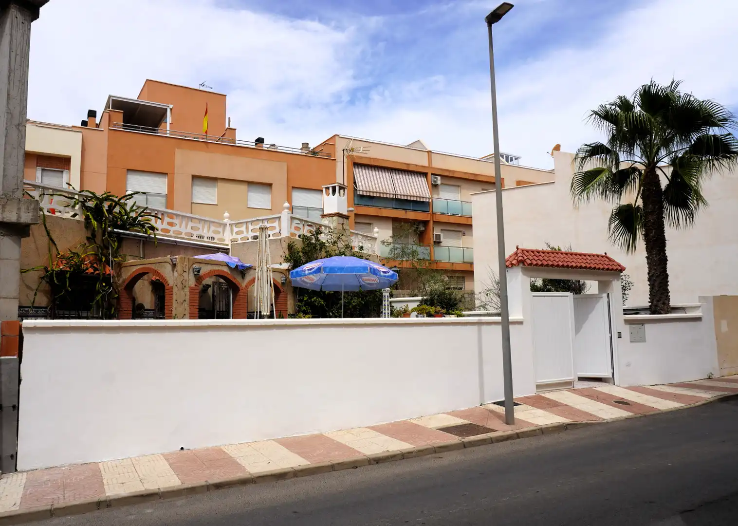 Vista exterior de Casa adosada en venta en Roquetas de Mar con Aire acondicionado, Jardín privado y Terraza