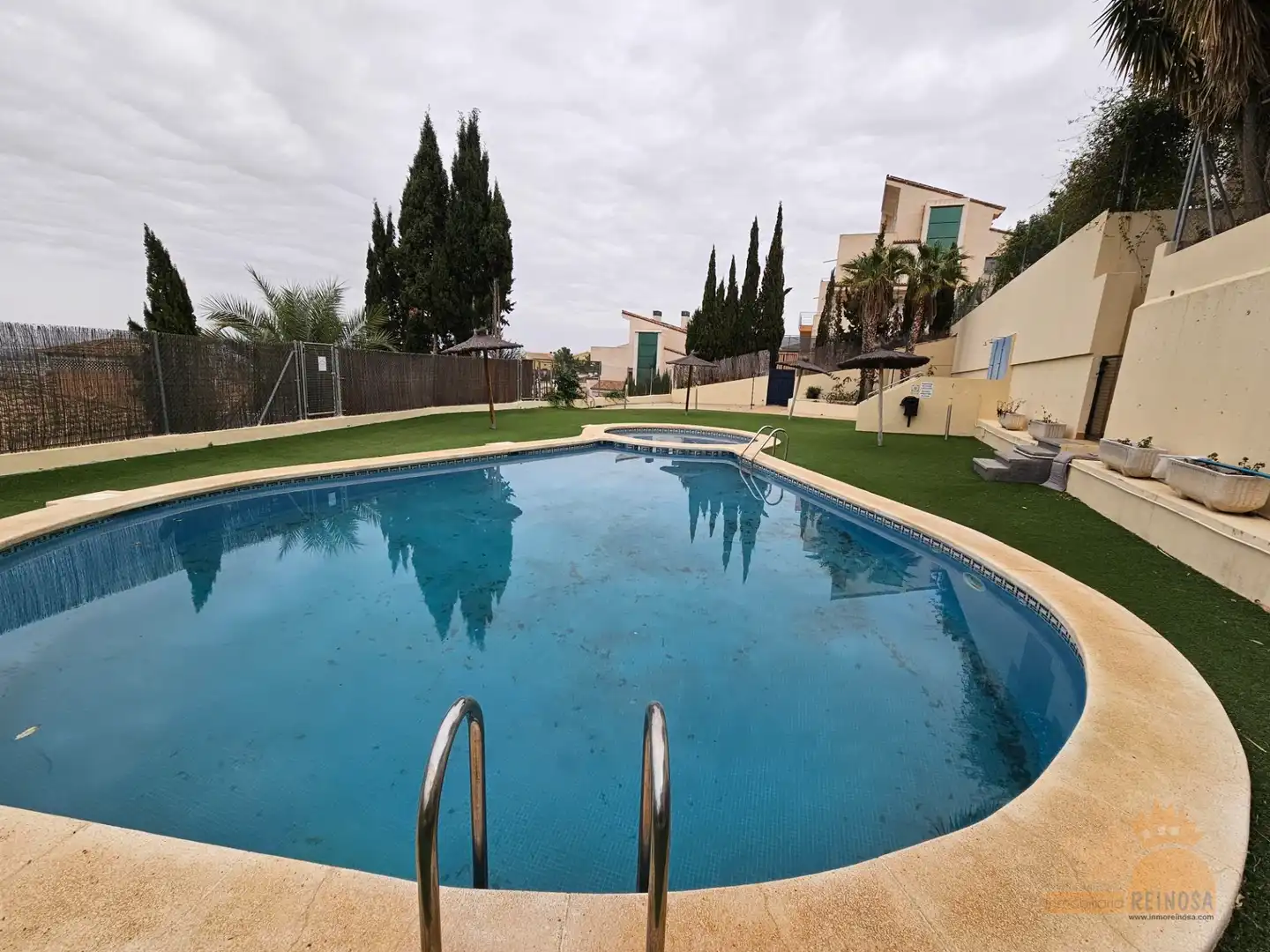 Schwimmbecken von Einfamilien-Reihenhaus zum Verkauf in Molina de Segura mit Klimaanlage, Heizung und Privatgarten