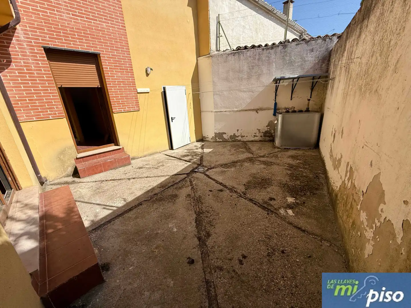 Vista exterior de Casa adosada en venda en Corcos amb Calefacció, Jardí privat i Parquet