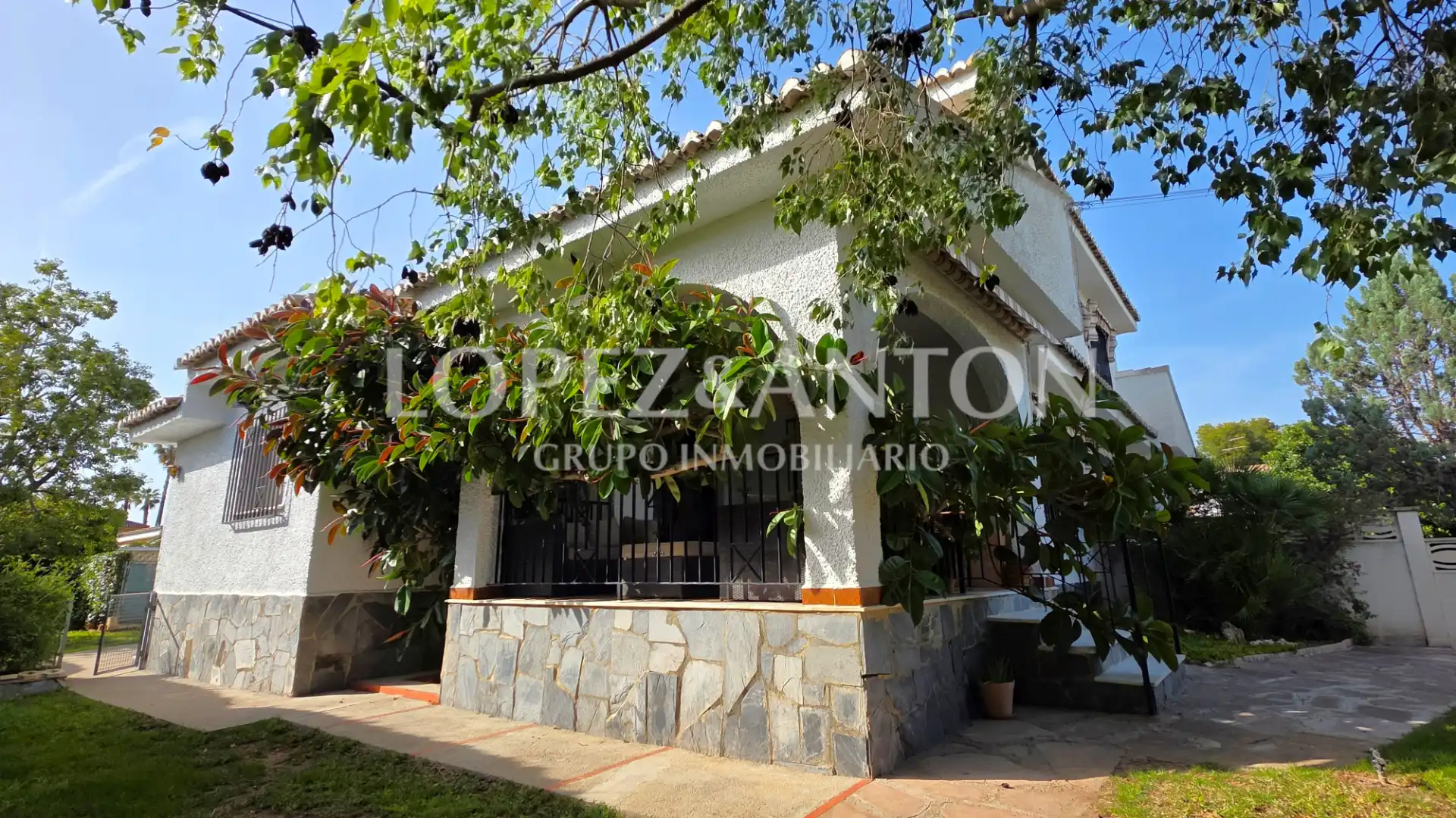 Exterior view of Houses for sale in L'Eliana  with Air Conditioner, Private garden and Terrace