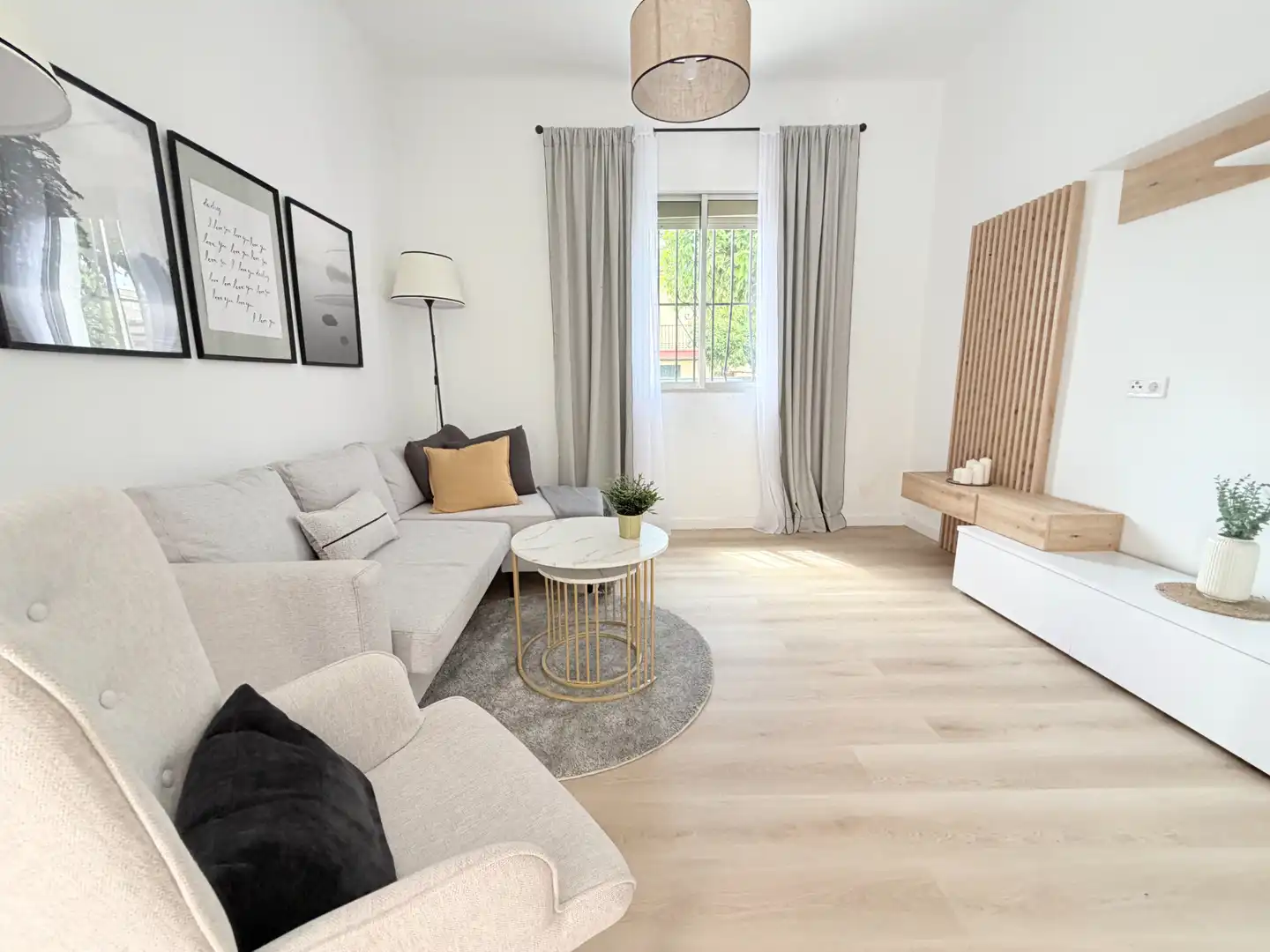 Sala de estar de Casa o chalet en venta en Bormujos con Parquet y Terraza