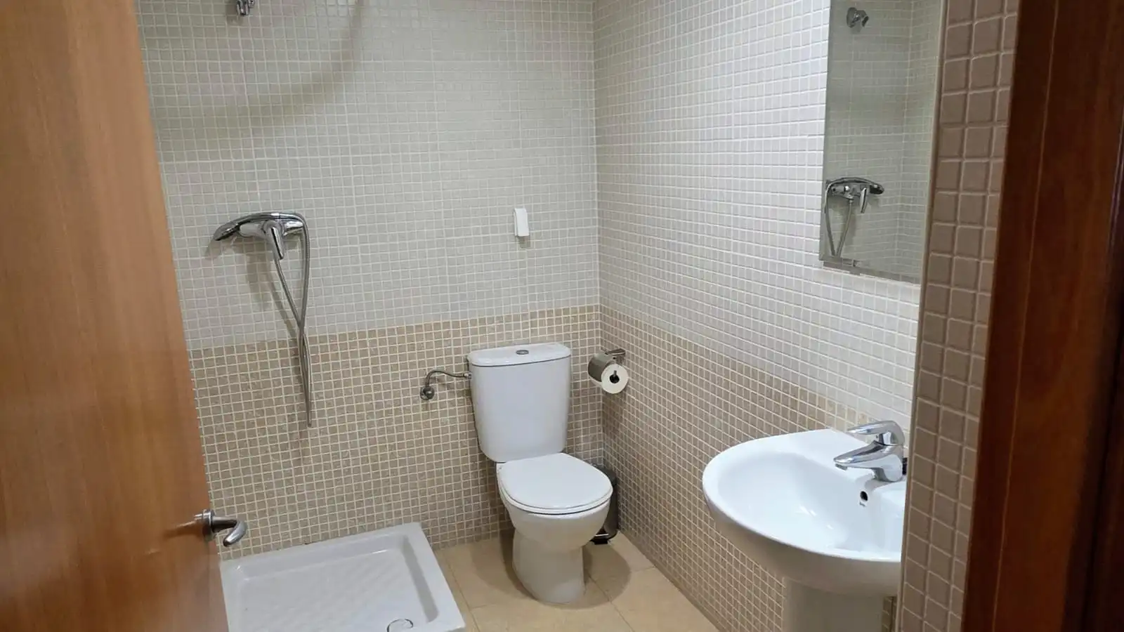 Bany de Àtic de lloguer en Girona amb Calefacció, Terrassa i Moblat