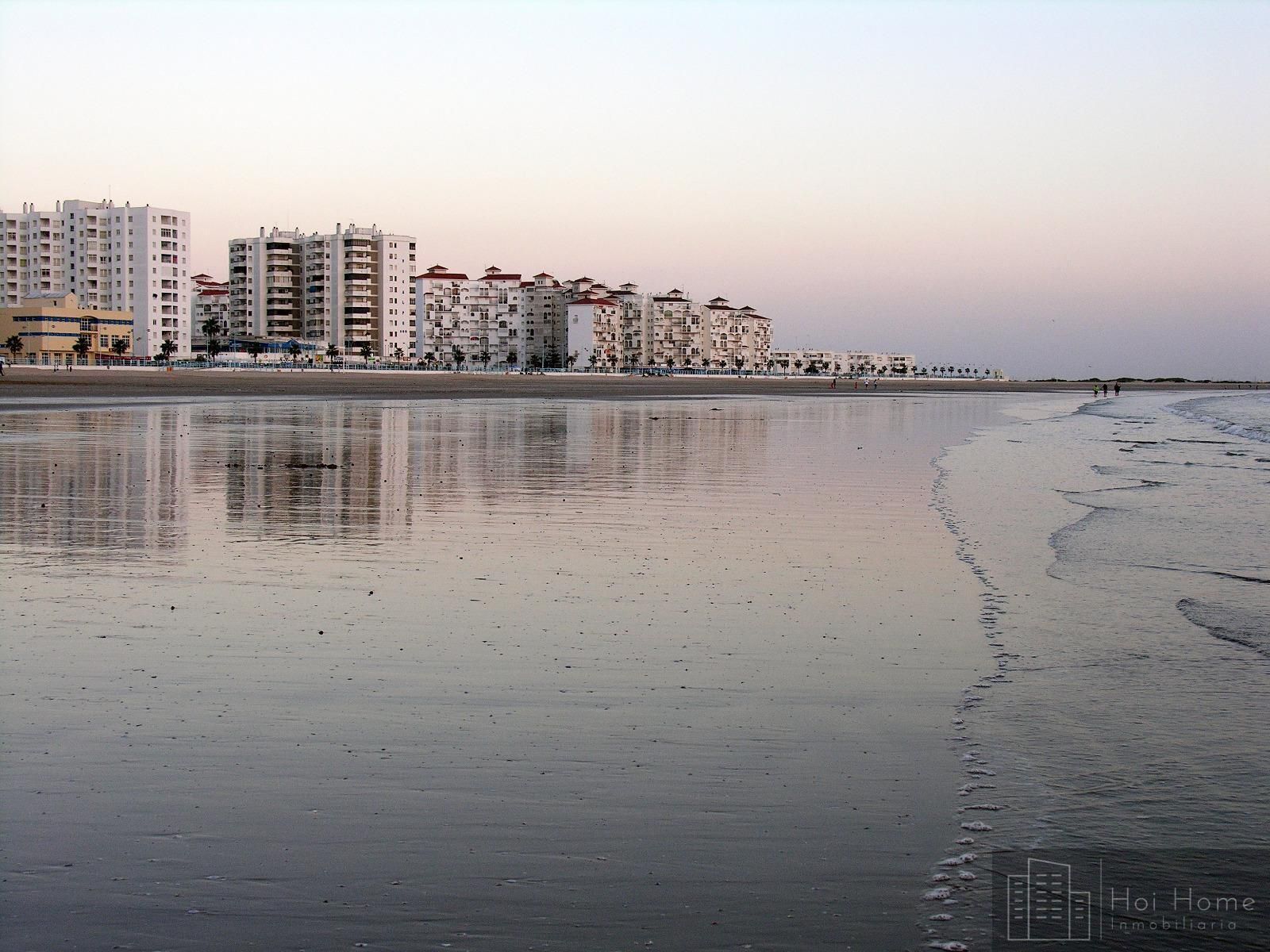Vista exterior de Pis en venda en El Puerto de Santa María amb Terrassa, Moblat i Alarma