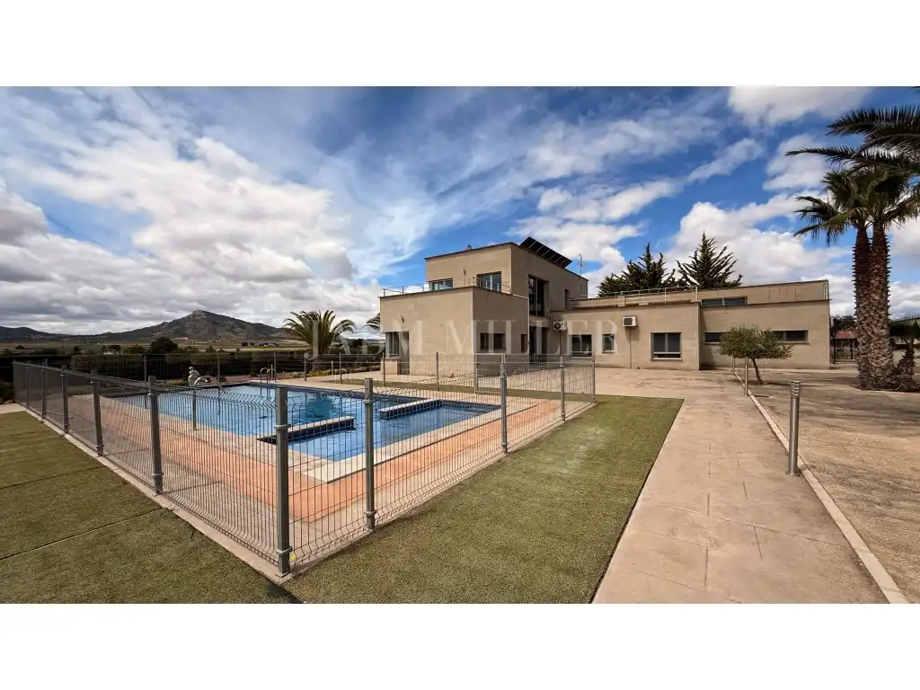 Vista exterior de Casa o xalet en venda en Yecla amb Aire condicionat, Calefacció i Jardí privat