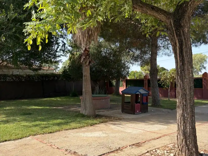 Jardí de Casa o xalet en venda en Carmona amb Aire condicionat, Jardí privat i Terrassa