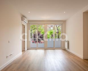 Sala d'estar de Pis en venda en  Madrid Capital amb Calefacció i Terrassa