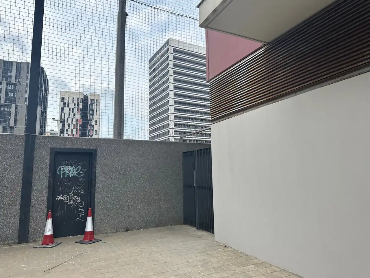 Vista exterior de Local en venda en L'Hospitalet de Llobregat amb Terrassa i Alarma