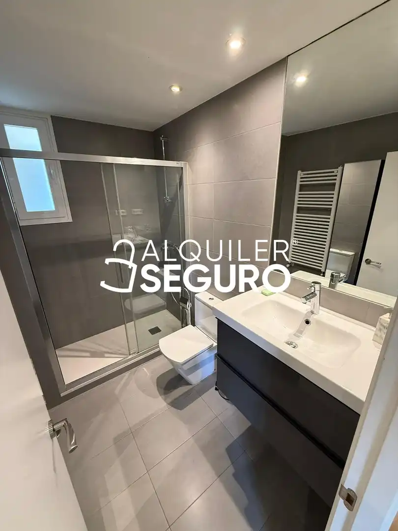 Bany de Pis de lloguer en Madrid amb Aire condicionat, Calefacció i Terrassa