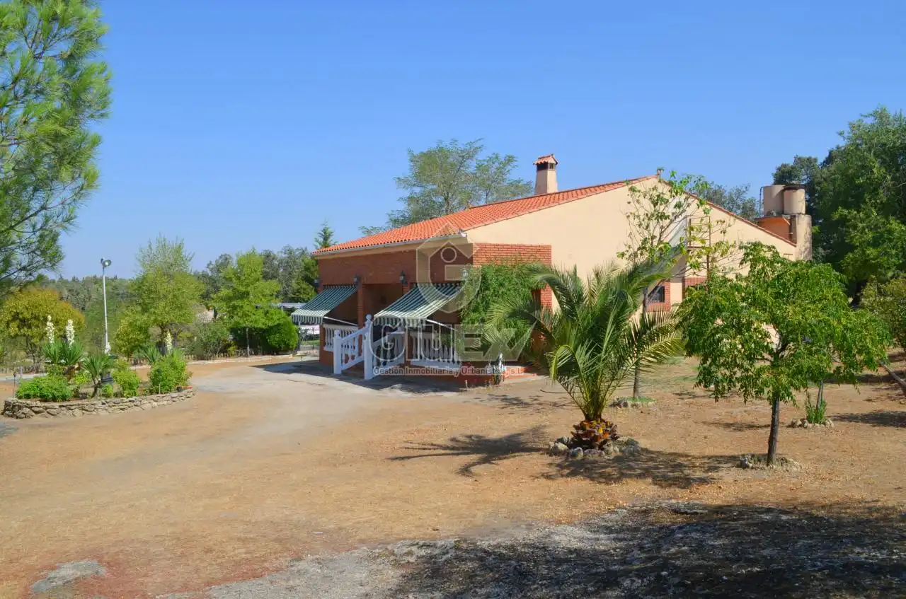 Casa o chalet en venta en Arroyo de la Luz con Calefacción, Jardín privado y Amueblado