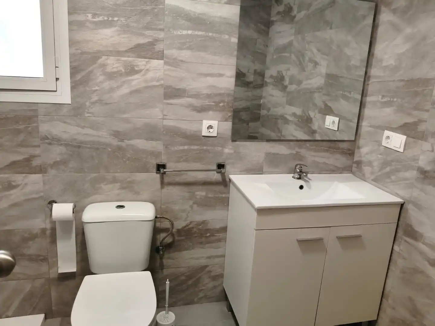 Bathroom of Flat for rent in Mislata  with Air Conditioner