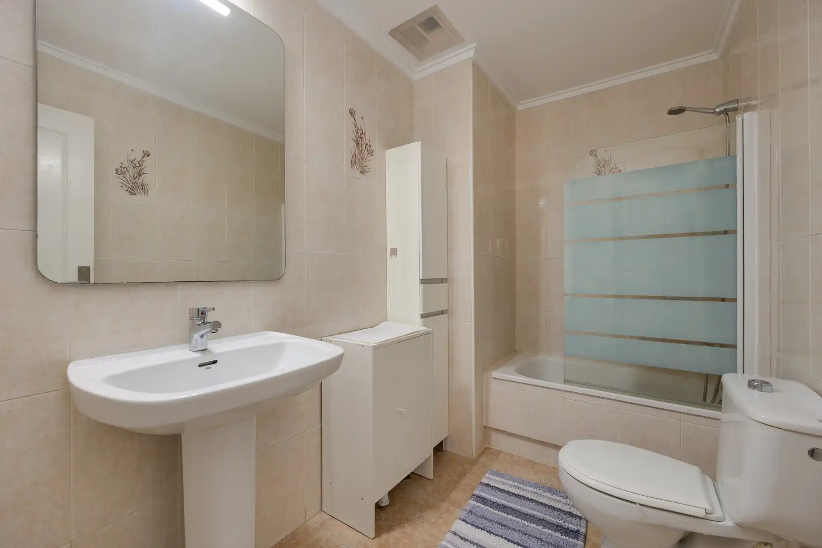 Baño de Estudio en venta en Torrevieja con Terraza, Amueblado y Piscina comunitaria