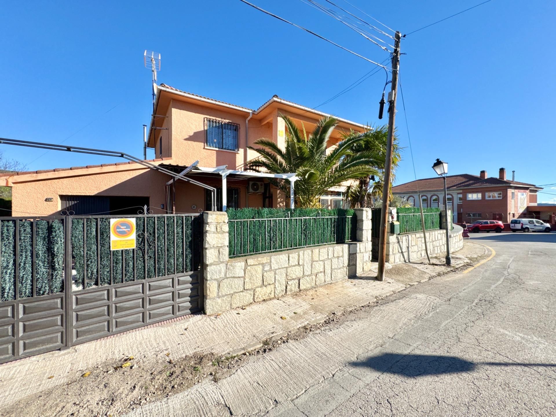 Vista exterior de Casa o xalet en venda en Torrelaguna amb Aire condicionat, Calefacció i Jardí privat