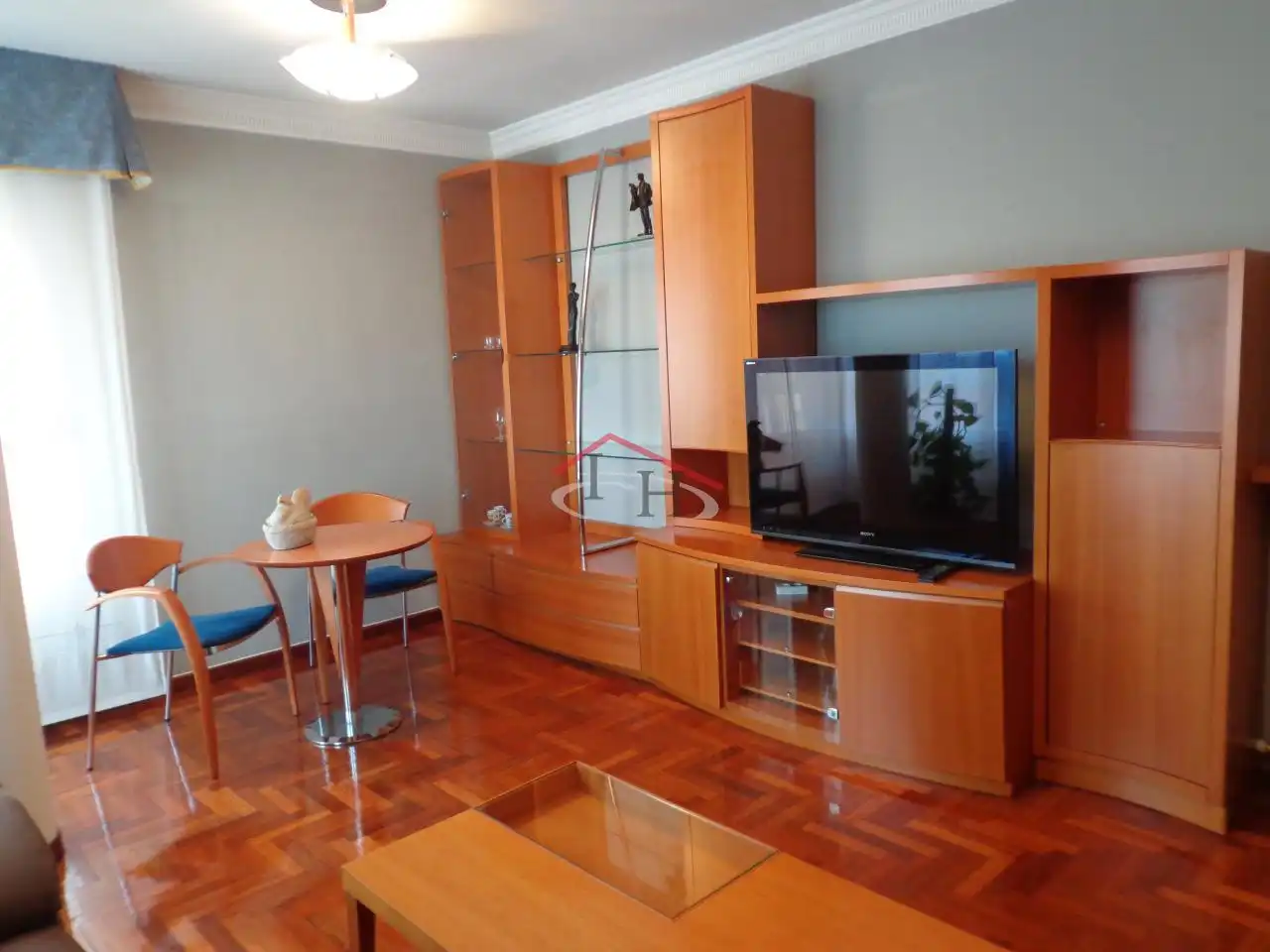 Sala d'estar de Pis de lloguer en León Capital  amb Calefacció, Parquet i Moblat