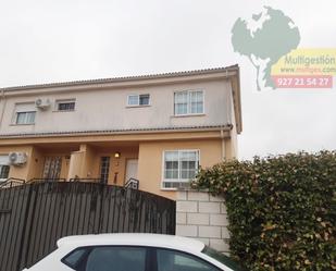 Exterior view of Single-family semi-detached for sale in Cáceres Capital