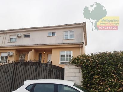 Exterior view of Single-family semi-detached for sale in Cáceres Capital