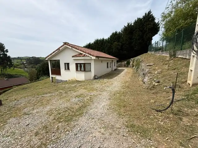 Casa o xalet en venda en Avilés amb Jardí privat, Terrassa i Moblat