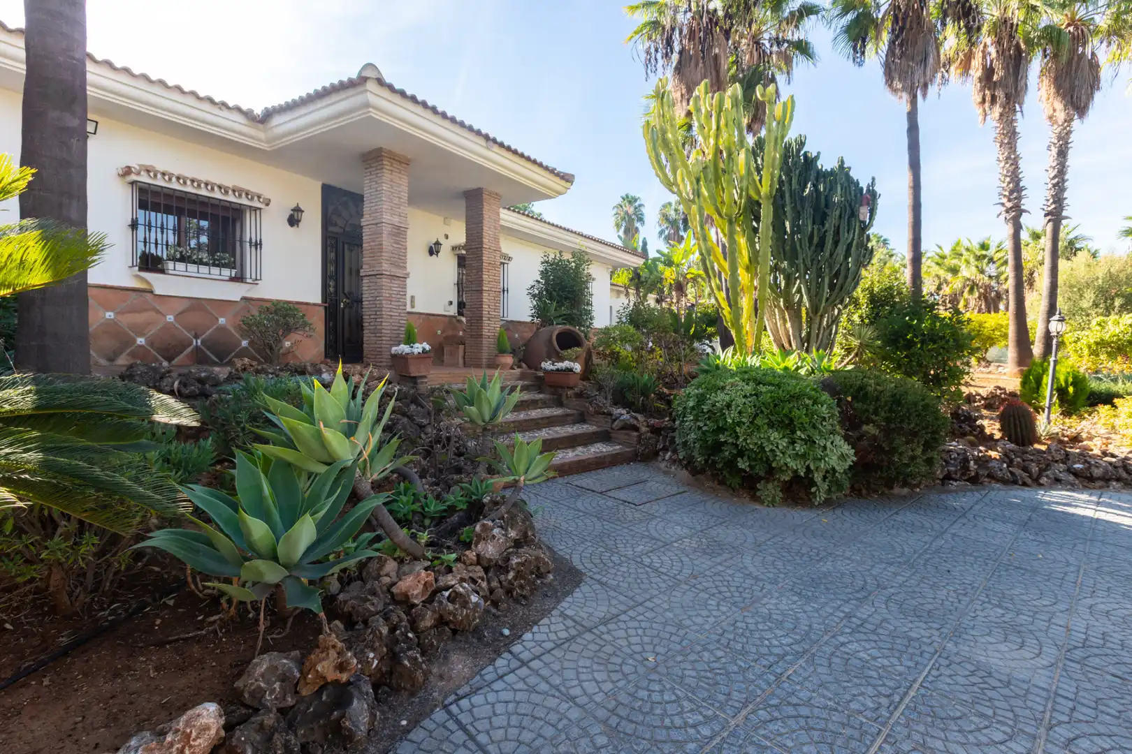 Vista exterior de Casa o chalet en venta en Alhaurín de la Torre con Aire acondicionado, Calefacción y Jardín privado