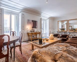 Sala d'estar de Apartament de lloguer en  Madrid Capital amb Aire condicionat, Calefacció i Moblat