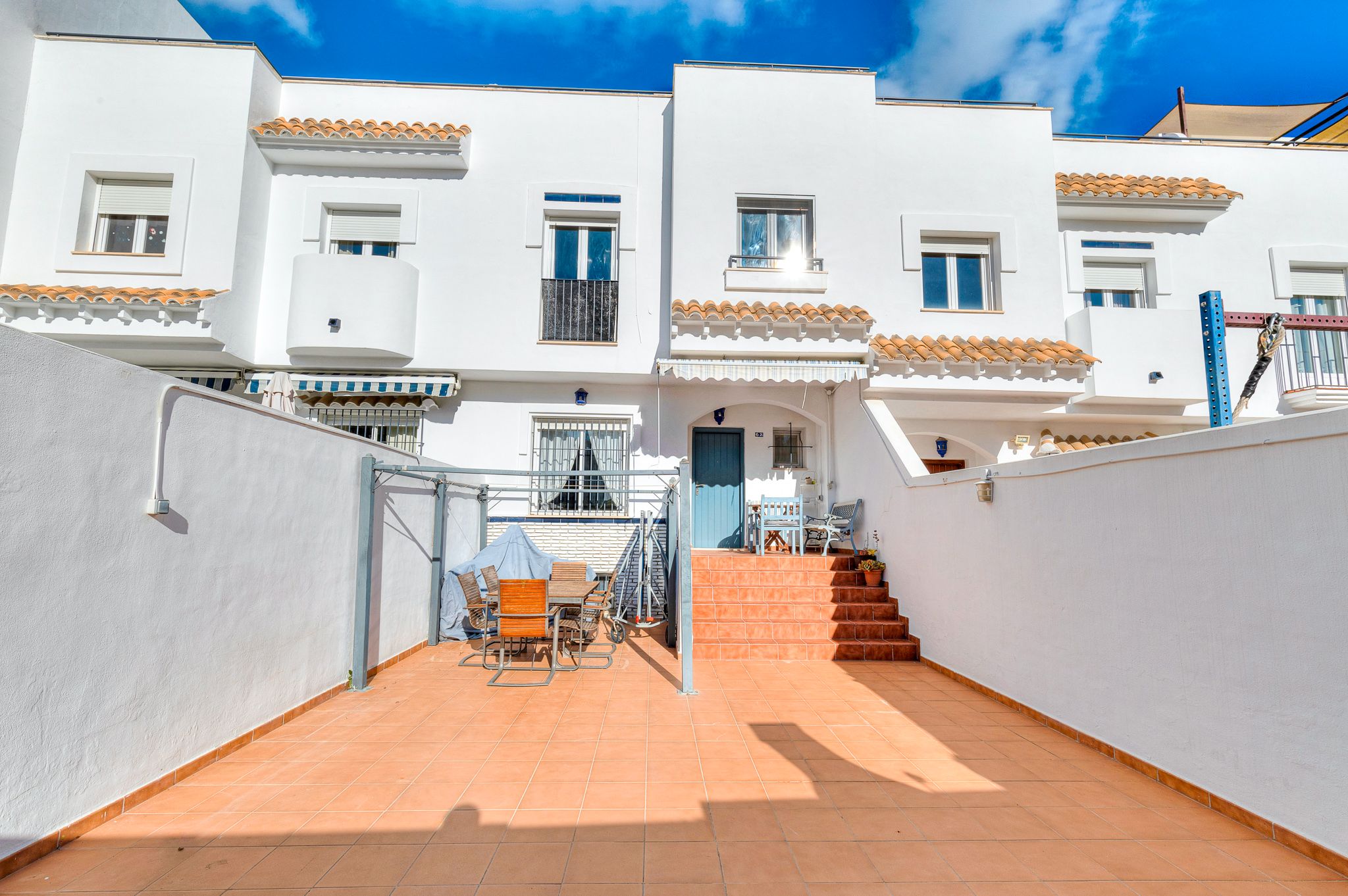 Vista exterior de Casa adosada en venda en Fuengirola amb Terrassa i Piscina comunitària