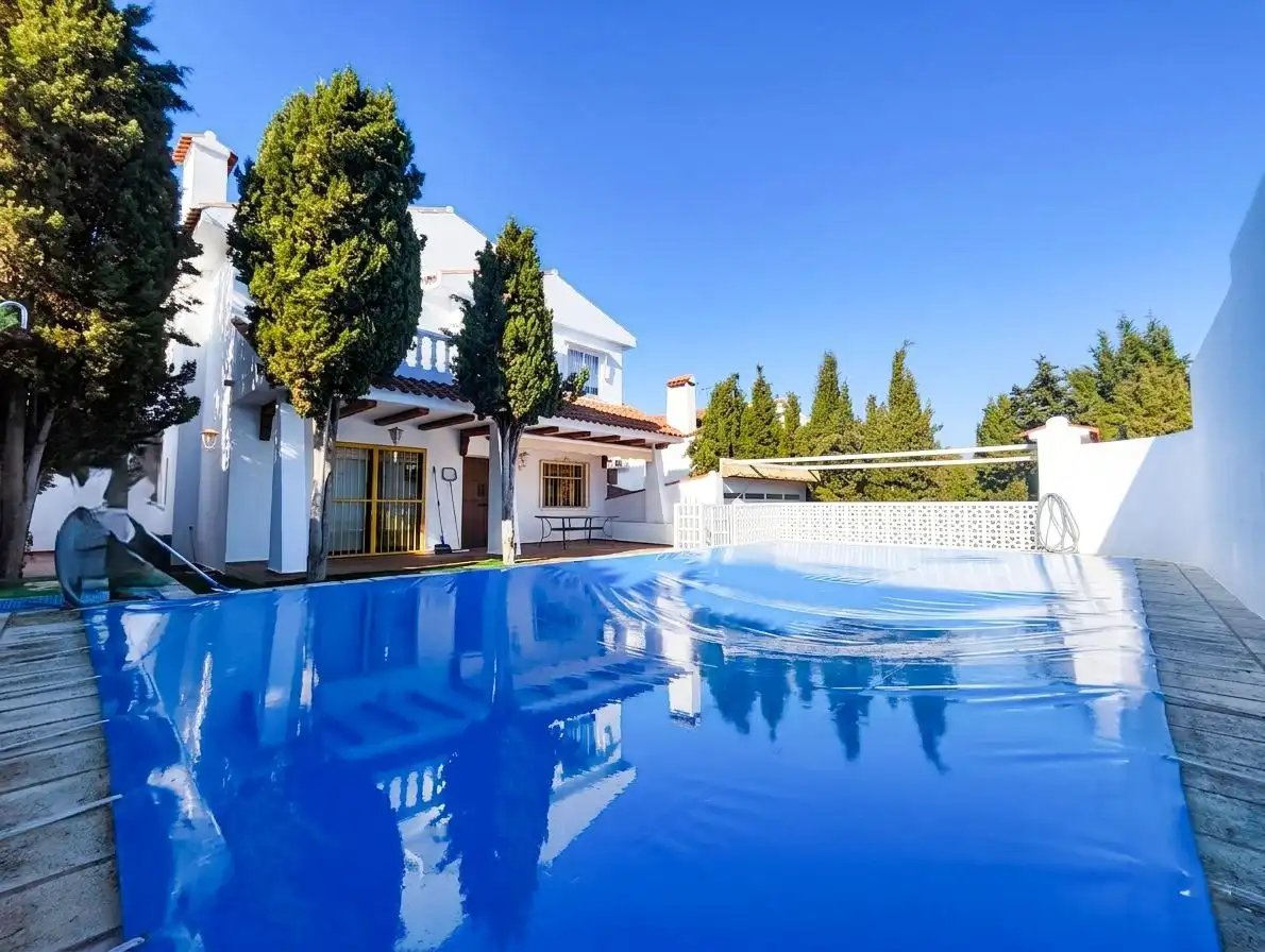 Piscina de Casa o xalet en venda en Puertollano amb Aire condicionat, Calefacció i Jardí privat