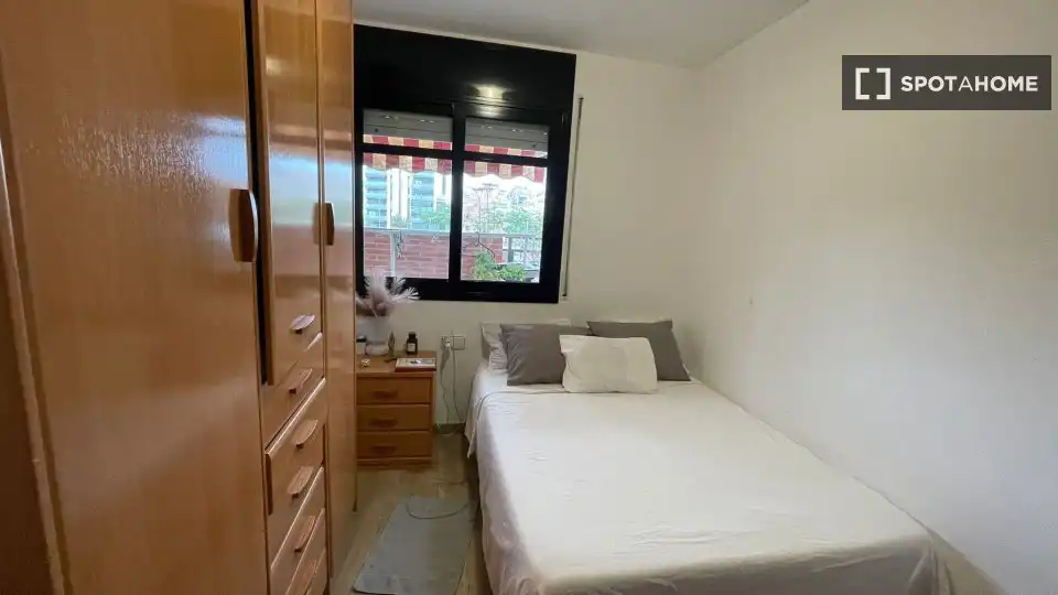 Dormitori de Pis per a compartir en Badalona amb Aire condicionat, Terrassa i Moblat