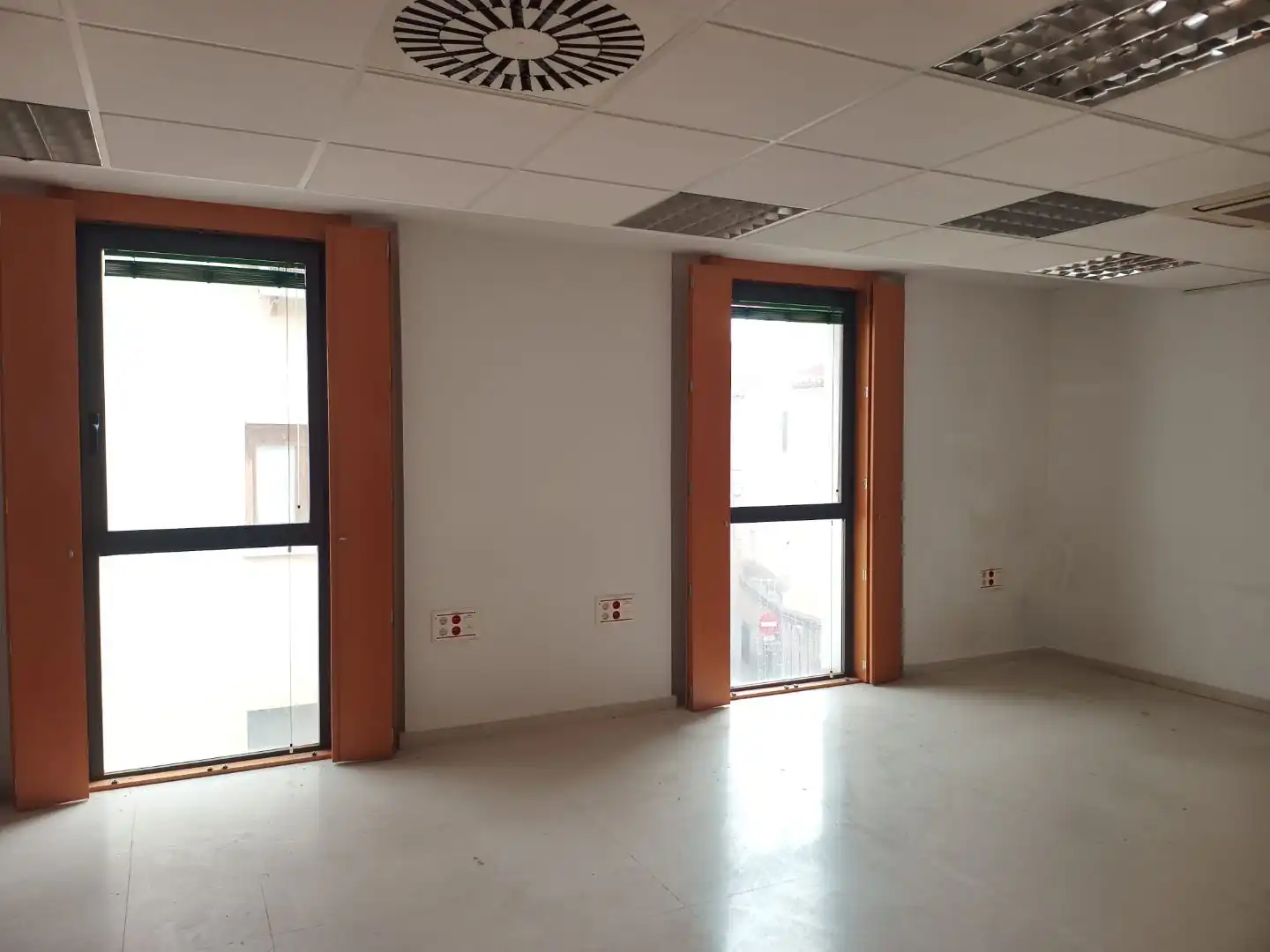 Office for rent in Alagón  with Air Conditioner, Heating and Furnished