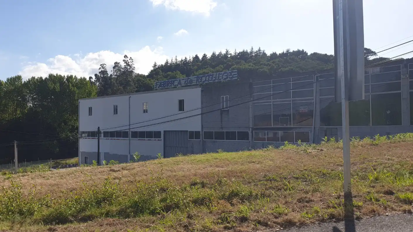 Vista exterior de Nau industrial en venda en Negreira