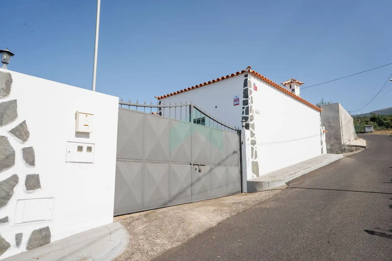 Vista exterior de Casa o xalet en venda en La Orotava amb Jardí privat, Terrassa i Moblat